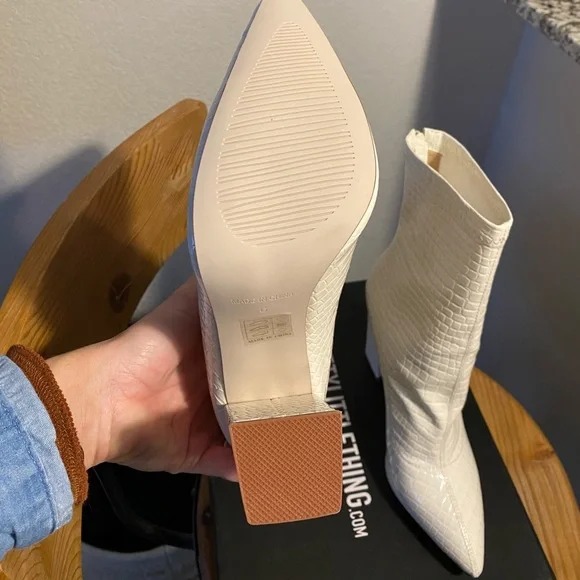 BNWT faux croc booties - Picture 4 of 6